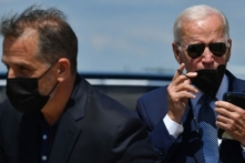 Tổng thống Joe Biden, bên phải, cùng con trai ông, ông Hunter Biden, bước đến một chiếc xe sau khi xuống Không Lực Một khi đến Căn cứ Liên hợp Andrews ở Maryland vào hôm 16/08/2022. (Ảnh: Nicholas Kamm/AFP qua Getty Images)