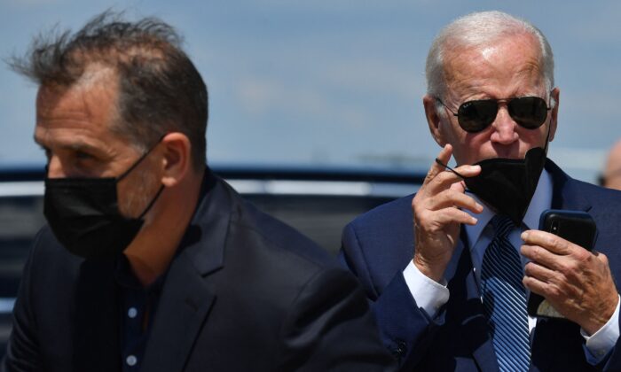 Tổng thống Joe Biden, bên phải, cùng con trai ông, ông Hunter Biden, bước đến một chiếc xe sau khi xuống Không Lực Một khi đến Căn cứ Liên hợp Andrews ở Maryland vào hôm 16/08/2022. (Ảnh: Nicholas Kamm/AFP qua Getty Images)