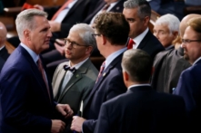 Lãnh đạo Thiểu số Hạ viện Hoa Kỳ Kevin McCarthy (Cộng Hòa-California) (trái) nói chuyện với Dân biểu Patrick McHenry (Cộng Hòa-North Carolina) (thứ 2 từ trái sang) và các thành viên khác của Đảng Cộng Hòa giữa các cuộc bỏ phiếu điểm danh cho vị trí Chủ tịch Hạ viện của Quốc hội Khóa 118 tại Phòng Hạ viện của Tòa nhà Quốc hội Hoa Kỳ ở Hoa Thịnh Đốn hôm 03/01/2023. (Ảnh: Chip Somodevilla/Getty Images)