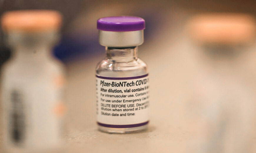 Một lọ vaccine Pfizer-BioNTech COVID-19 trong một bức ảnh tư liệu. (Ảnh: Justin Sullivan/Getty Images)
