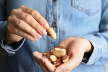 Ăn quả hạch Brazil có thể làm giảm hai dấu hiệu khác nhau của hội chứng chuyển hóa: mức chất béo trung tính và lượng đường trong máu. (Theo New Africa/Shutterstock)