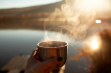 Một tách trà xanh mỗi ngày không chỉ giúp chống ung thư mà còn có thể làm giảm tình trạng kháng insulin, giảm huyết áp và giảm mỡ bụng. (Ảnh: Veronika Zelenina/Shutterstock)