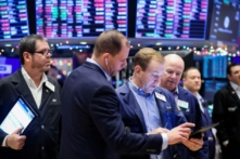 Các nhà giao dịch làm việc trên sàn giao dịch tại Sở Giao dịch Chứng khoán New York ở thành phố New York, hôm 05/01/2023. (Ảnh: Andrew Kelly/Reuters)