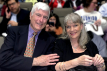 Ông William Heney thưởng thức Shen Yun tại Phòng hòa nhạc Trung tâm Von Braun ở Huntsville, Alabama hôm 24/01. (Ảnh: Nancy Ma/The Epoch Times)