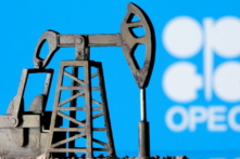 Trong hình minh họa này, một giắc bơm dầu in 3D được đặt phía trước logo của OPEC, hôm 14/04/2020. (Ảnh: Dado Ruvic/Reuters)