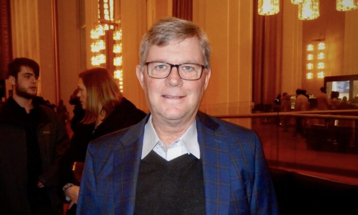 Ông Scott McLaughlin tại buổi biểu diễn của Đoàn Nghệ thuật Biểu diễn Shen Yun, Nhà hát Opera Trung tâm Kennedy hôm 26/01/2023. (WEIYONG ZHU/THE EPOCH TIMES)