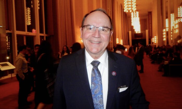 Dân biểu Tom Tiffany tại một buổi diễn của Nghệ thuật Biểu diễn Shen Yun, Nhà hát Opera Trung tâm Kennedy, hôm 25/01/2023 (Ảnh: Weiyong Zhu/The Epoch Times)