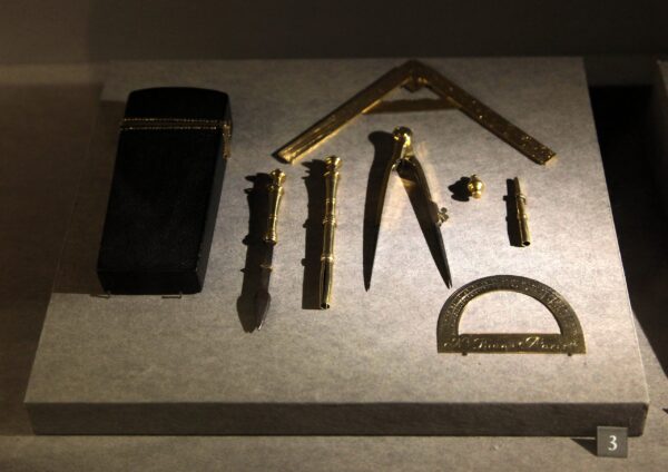 Các dụng cụ cùng với chiếc hộp đựng bằng da, chế tạo tại xưởng Bion của Pháp quốc, đã được Xưởng chế tác Hoàng gia triều Thanh sao chép lại. Bảo tàng Louvre. (Ảnh: Rama/CC BY – SA 3.0 fr)