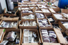 Các nhân viên của Cơ quan Hải quan và Bảo vệ Biên giới Hoa Kỳ tại cơ sở thương mại Otay Mesa đã thu giữ hơn 3,100 pound (khoảng 1,406 kg) gồm các chất methamphetamine, bột fentanyl, viên nén fentanyl và heroin như một phần của vụ bắt giữ methamphetamine lớn thứ hai dọc biên giới phía tây nam trong lịch sử của cơ quan này, dựa trên thông tin do DEA hợp tác với HSI trình bày, vào ngày 09/10/2020. (Ảnh: DEA)