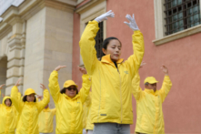 Các học viên Pháp Luân Đại Pháp tọa thiền sau khi diễu hành qua trung tâm Warsaw, Ba Lan, vào ngày 09/09/2022. (Ảnh: Mihut Savu/The Epoch Times)