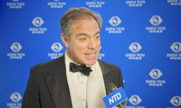 Người chủ trì chương trình phát thanh Franco Pryce tham dự buổi biểu diễn Shen Yun tại Nhà hát lớn Québec ở thành phố Quebec, hôm 31/01/2023. (Ảnh: NTD)