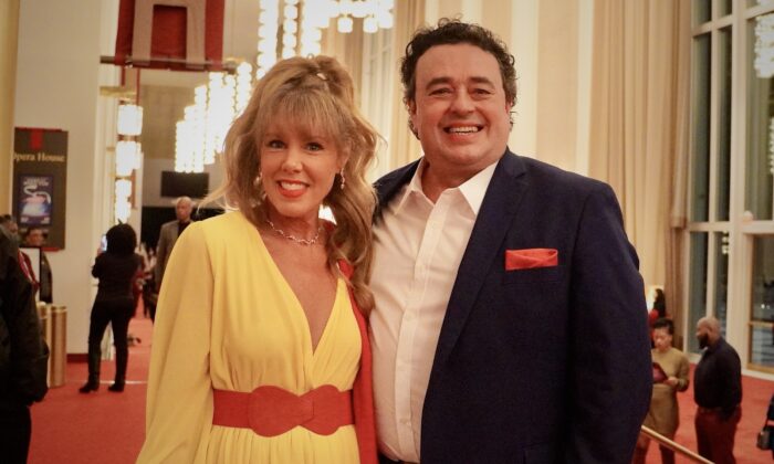 Bà Lisa và ông Barry Wiggins thưởng thức Nghệ thuật Biểu diễn Shen Yun tại Nhà hát Opera Trung tâm Kennedy hôm 27/01/2023. (Ảnh: Terri Wu/The Epoch Times)