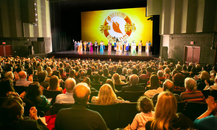 Đoàn Nghệ Thuật Biểu Diễn Shen Yun chào khán giả trước khi hạ màn tại Trung tâm Nghệ thuật của Đại học George Mason tại thành phố Fairfax, tiểu bang Virginia hôm 22/01/2023. (Ảnh: Lisa Fan/The Epoch Times)