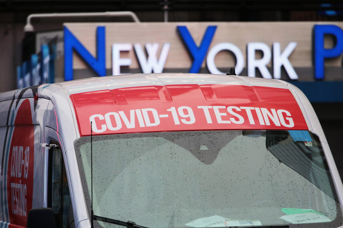 Một trạm xét nghiệm di động ở New York vào ngày 29/12/2021. (Ảnh: Richard Moore/The Epoch Times)