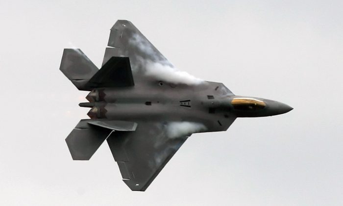 Một chiến đấu cơ F-22 Raptor của Hoa Kỳ bay trong một màn trình diễn trên không tại Triển lãm Hàng không Quốc tế Farnborough Airshow, Hampshire, vào ngày 14/07/2008. (Ảnh: Carl de Souza/AFP/Getty Images)