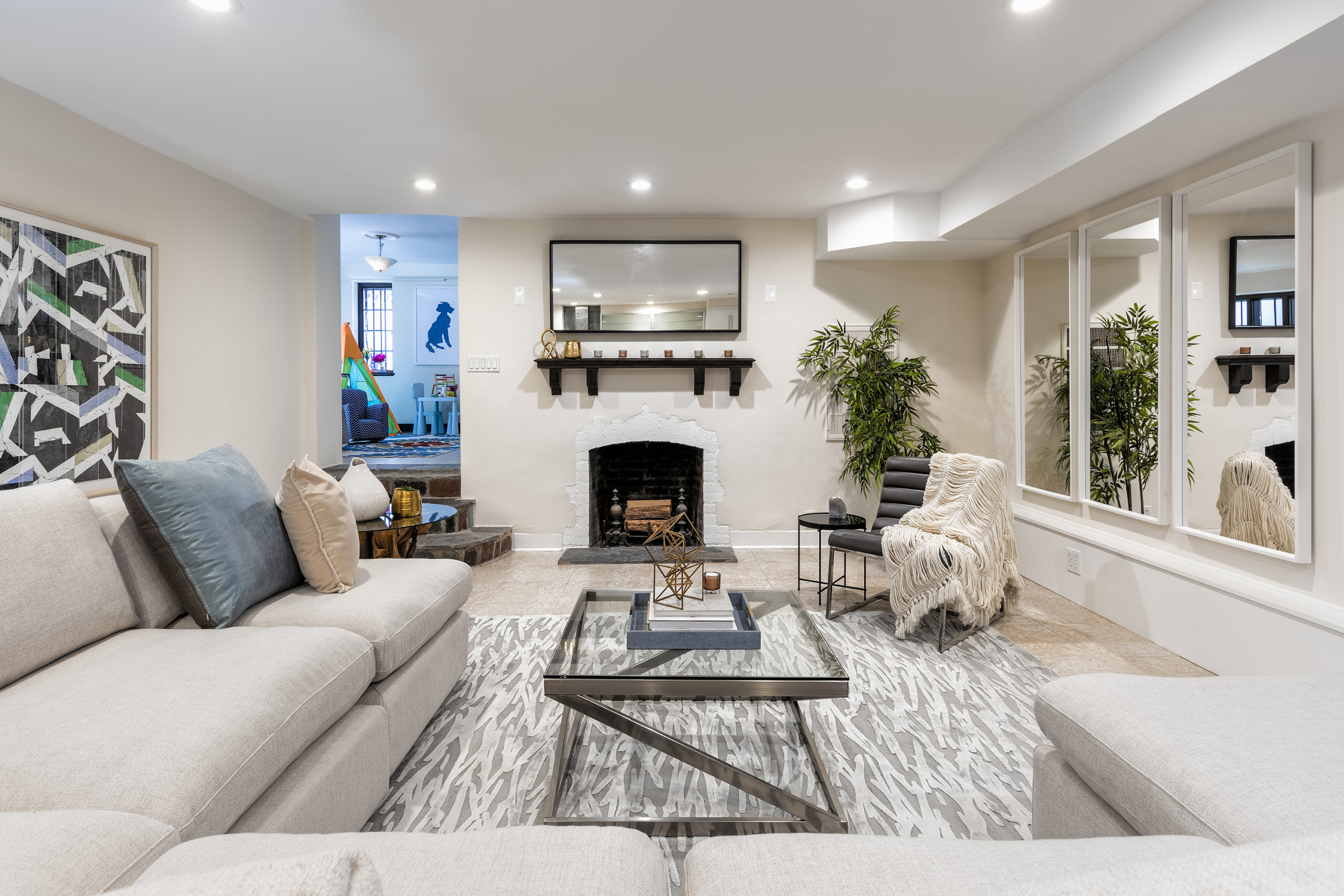 Các khu vực chung và khu vực giải trí nên có đồ nội thất có màu trung tính nhưng vẫn phải có độ chắc chắn. (Ảnh: Handout/TNS)