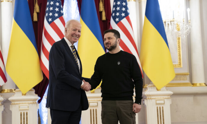 Tổng thống Joe Biden (trái) bắt tay với Tổng thống Ukraine Volodymyr Zelensky tại Cung điện Mariinsky trong một chuyến thăm ở Kyiv, Ukraine, hôm 20/02/2023. (Ảnh: Evan Vucci/AP Photo)