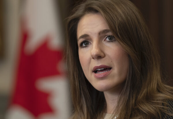 Nhà phê bình An toàn Công cộng Raquel Dancho của Đảng Bảo Thủ nói chuyện với các phóng viên tại tiền sảnh của Hạ viện, ở Ottawa, hôm 21/10/2022. (Ảnh: The Canadian Press/Adrian Wyld)