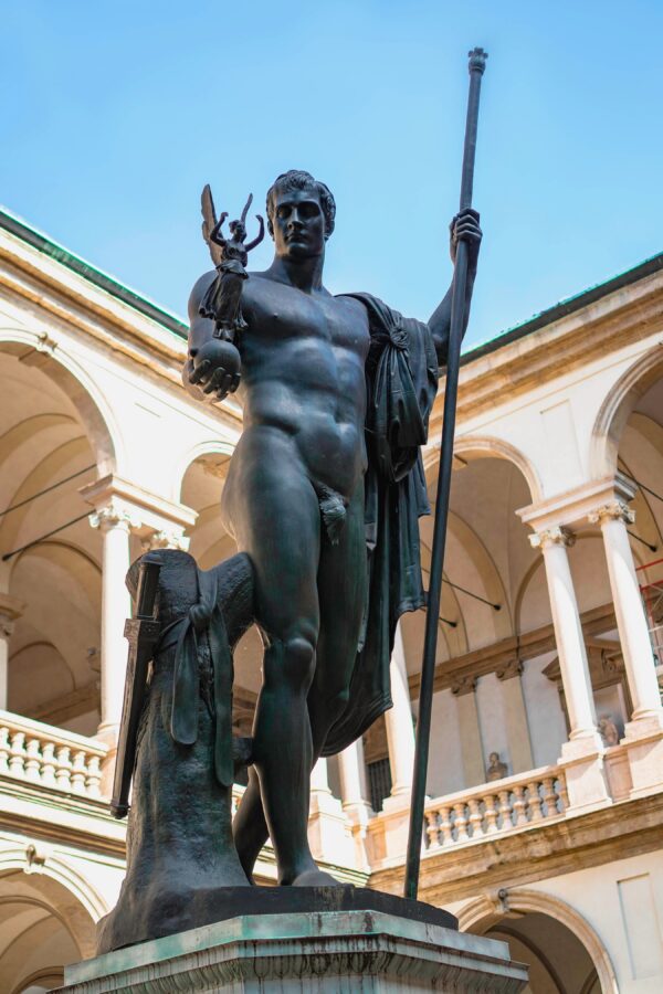 Bức tượng “Napoleon as Mars the Peacemaker,” do nhà điêu khắc Antonio Canova chế tác, vào năm 1803–1809. Tượng đồng; cao: 127 3/4 inches (~324cm). (Ảnh: SeaRain/Shutterstock)