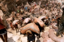 Những người thợ khai thác thủ công khuân vác những bao quặng tại mỏ coban thủ công Shabara gần Kolwezi ở Cộng hòa Dân chủ Congo vào ngày 12/10/2022. (Ảnh: Junior Kannah/AFP qua Getty Images)