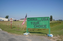 Một tấm biển phản đối một nhà máy bắp ở Grand Forks, North Dakota, nằm gần khu đất 370 mẫu Anh gần đây đã được thành phố sáp nhập cho dự án này. Nhiều cư dân không muốn dự án này nằm trong thành phố vì chủ sở hữu dự án, Tập đoàn Fufeng, có quan hệ với Đảng Cộng sản Trung Quốc thông qua chủ tịch của tập đoàn này. (Ảnh: Allan Stein/The Epoch Times)