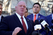 Ông Tom Homan, cựu giám đốc Cơ quan Thực thi Di trú và Hải quan Hoa Kỳ (ICE), cho biết Arizona là “điểm nóng” tiếp theo cho nạn nhập cư bất hợp pháp và buôn lậu fentanyl tại một cuộc họp báo ở Phoenix, hôm 26/01/2023. (Ảnh: Allan Stein/The Epoch Times)