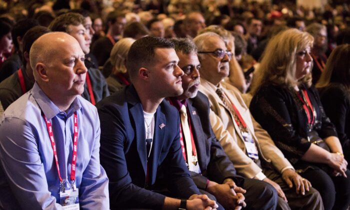 Khán giả lắng nghe Tổng thống Donald Trump nói chuyện tại CPAC 2018 ở National Harbor, Maryland, vào ngày 23/02/2018. (Ảnh: Samira Bouaou/The Epoch Times)