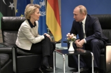 Tổng thống Nga Vladimir Putin và Chủ tịch Ủy ban u Châu Ursula von der Leyen gặp nhau bên lề hội nghị thượng đỉnh Libya tại Berlin vào ngày 19/01/2020. (Ảnh: Sputnik/Aleksey Nikolskyi/Kremlin/Reuters)