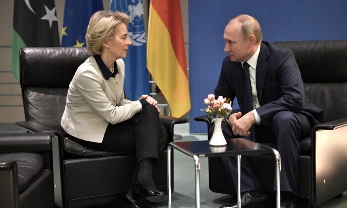 Tổng thống Nga Vladimir Putin và Chủ tịch Ủy ban u Châu Ursula von der Leyen gặp nhau bên lề hội nghị thượng đỉnh Libya tại Berlin vào ngày 19/01/2020. (Ảnh: Sputnik/Aleksey Nikolskyi/Kremlin/Reuters)