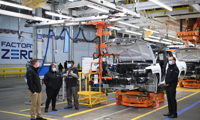 Những chiếc xe hơi GMC Hummer trên dây chuyền lắp ráp trước chuyến tham quan của chủ tịch nhà máy lắp ráp xe điện ZERO của General Motors Factory ở Detroit, vào ngày 17/11/2021. (Ảnh: Mandel Ngan /AFP/Getty Images)