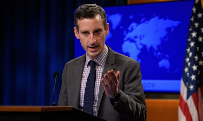 Phát ngôn viên Bộ Ngoại giao Hoa Kỳ Ned Price trình bày trong cuộc họp báo hàng ngày tại Bộ Ngoại giao ở thủ đô Hoa Thịnh Đốn hôm 25/02/2021. (Ảnh: Nicholas Kamm/POOL/AFP qua Getty Images)
