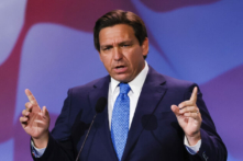 Thống đốc Florida Ron DeSantis trình bày tại Hội nghị Lãnh đạo Thường niên của Liên minh Do Thái của Đảng Cộng Hòa ở Las Vegas, Nevada, vào ngày 19/11/2022. (Ảnh: Wade Vandervort/AFP qua Getty Images)
