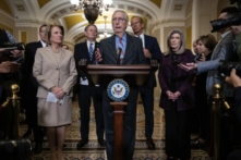 Lãnh đạo Thiểu số Thượng viện Mitch McConnell (Cộng Hòa-Kentucky) trình bày trong một cuộc họp báo sau buổi tiệc trưa họp kín với các Thượng nghị sĩ Đảng Cộng Hòa tại Điện Capitol Hoa Kỳ ở Hoa Thịnh Đốn, hôm 24/01/2023. (Ảnh: Drew Angerer/Getty Images)