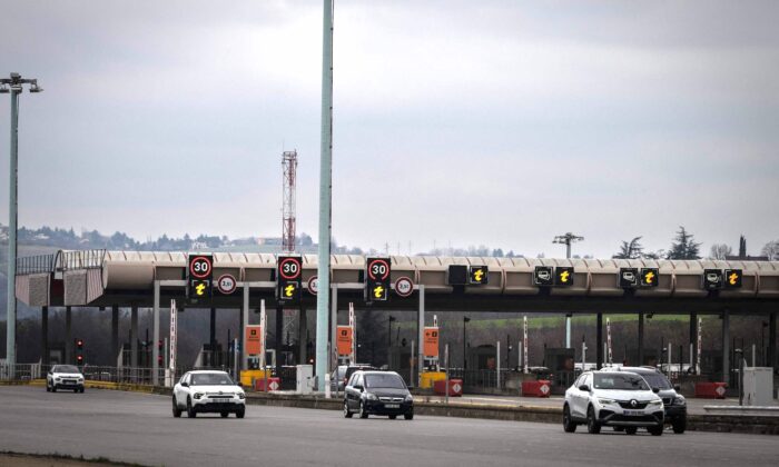 Xe đi qua trạm thu phí Vienne-Reventin trên xa lộ A7 ở Reventin-Vaugris, Pháp, hôm 27/01/2023. (Ảnh: Jean-Philippe Ksiazek/AFP qua Getty Images)