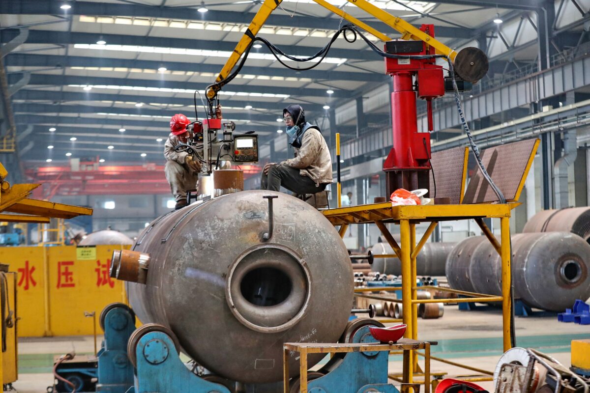 Các công nhân kiểm tra một lò đốt rác thải thành năng lượng tại một nhà máy ở Nam Thông, tỉnh Giang Tô phía đông Trung Quốc, hôm 06/02/2023. (Ảnh: STR/AFP qua Getty Images)