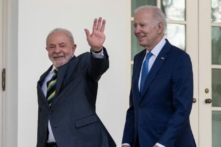 Tổng thống Joe Biden và Tổng thống Brazil Luiz Inacio Lula da Silva sóng vai song hành dọc theo dãy cột Vườn Hồng tại Tòa Bạch Ốc ở Hoa Thịnh Đốn, hôm 10/02/2023. (Ảnh: Andrew Caballero-Reynolds/AFP qua Getty Images)