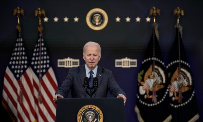 Tổng thống Joe Biden trình bày về phản ứng của Hoa Kỳ đối với khinh khí cầu tầm cao của Trung Quốc và ba vật thể khác gần đây đã bị quân đội Hoa Kỳ bắn hạ trên không phận Hoa Kỳ, tại Thính phòng South Court ở khu phức hợp Tòa Bạch Ốc hôm 16/02/2023. (Ảnh: Drew Angerer/Getty Images)