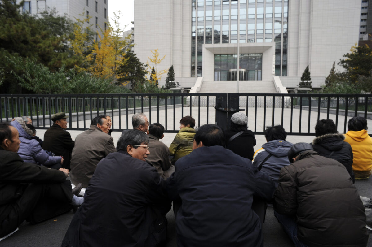 Một nhóm người cao niên về hưu tổ chức một cuộc biểu tình tọa kháng bên ngoài Bộ Tư pháp Trung Quốc về khoản lương hưu không được trả của họ ở Bắc Kinh hôm 08/11/2011. (Ảnh: Goh Chai Hin/AFP/Getty Images)