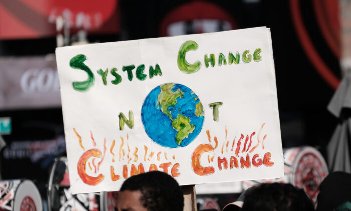 Hàng trăm người biểu tình chống biến đổi khí hậu đi bộ từ Quảng trường Thời Đại đến văn phòng của Thống đốc New York Kathy Hochul để yêu cầu có thêm hành động chống lại biến đổi khí hậu, tại thành phố New York, vào ngày 13/11/2021. Đại diện cho một bộ phận các nhóm môi trường, những người biểu tình này đang yêu cầu tiểu bang New York làm nhiều hơn nữa để thông qua luật buộc các công ty lớn có tiền sử gây ô nhiễm chịu trách nhiệm. (Ảnh: Spencer Platt/Getty Images)