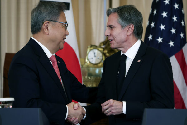 Ngoại trưởng Hoa Kỳ Antony Blinken bắt tay với Ngoại trưởng Nam Hàn Park Jin khi kết thúc một sự kiện tại Bộ Ngoại giao ở Hoa Thịnh Đốn hôm 03/02/2023. Ông Blinken đã hủy chuyến công du được ấn định tới Trung Quốc vì một sự cố liên quan đến một khinh khí cầu do thám của Trung Quốc được phát hiện trong không phận Hoa Kỳ. (Ảnh: Win McNamee/Getty Images)