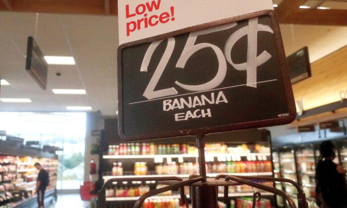 Khách mua sắm tại một cửa hàng Target ở Los Angeles, hôm 13/02/2023. (Ảnh: Mario Tama/Getty Images)