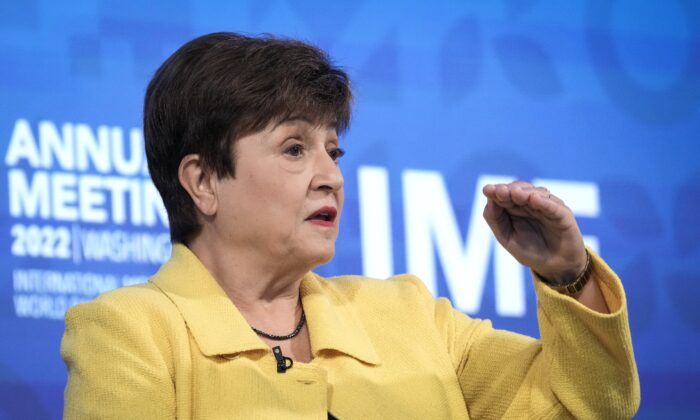 Giám đốc điều hành IMF Kristalina Georgieva tham gia một cuộc thảo luận tại tòa thị chính với các tổ chức xã hội dân sự tại trụ sở IMF ở Hoa Thịnh Đốn hôm 10/10/2022. (Ảnh: Drew Angerer/Getty Images)