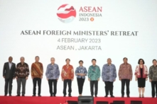 (Trái-Phải) Ngoại trưởng Malaysia Zambry Abdul Kadir, Ngoại trưởng Philippines Enrique Manalo, Ngoại trưởng Singapore Vivian Balakrishnan, Ngoại trưởng Thái Lan Don Pramudwinai, Ngoại trưởng Việt Nam Bùi Thanh Sơn, Ngoại trưởng Indonesia Retno Marsudi, Ngoại trưởng Lào Saleumxay Kommasith, Ngoại trưởng thứ hai Brunei Erywan Yusof, Ngoại trưởng Campuchia Prak Sokhonn, Ngoại trưởng Đông Timor Adaljiza Magno, và Tổng thư ký ASEAN Kao Kim Hourn chụp ảnh nhóm trong cuộc gặp gỡ các bộ trưởng ngoại giao ASEAN (Hiệp hội các Quốc gia Đông Nam Á) tại Jakarta, Indonesia, hôm 04/02/2023. (Ảnh: Achmad Ibrahim/AP Photo)