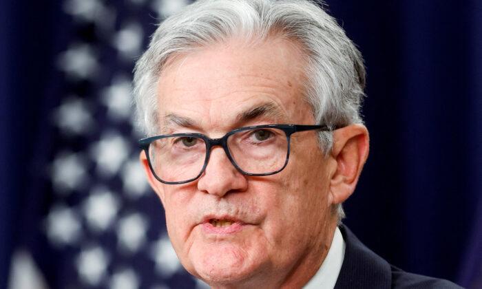 Chủ tịch Cục Dự trữ Liên bang Jerome Powell nói trước các phóng viên trong một cuộc họp báo tại Tòa nhà Cục Dự trữ Liên bang ở Hoa Thịnh Đốn, hôm 01/02/2023. (Ảnh: Jonathan Ernst/Reuters)