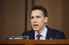 Thượng nghị sĩ Josh Hawley (Cộng Hòa-Missouri) đưa ra nhận xét trong phiên điều trần xác nhận của Ủy ban Tư pháp Thượng viện cho ứng cử viên Tối cao Pháp viện, Thẩm phán Ketanji Brown Jackson, ở Tòa nhà Văn phòng Thượng viện Hart tại Điện Capitol ở Hoa Thịnh Đốn, hôm 21/03/2022. (Ảnh: Drew Angerer/Getty Images)