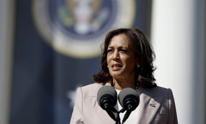 Phó Tổng thống Kamala Harris trình bày tại Bãi cỏ phía Nam của Tòa Bạch Ốc ở Hoa Thịnh Đốn, vào ngày 13/09/2022. (Ảnh: Anna Moneymaker/Getty Images)