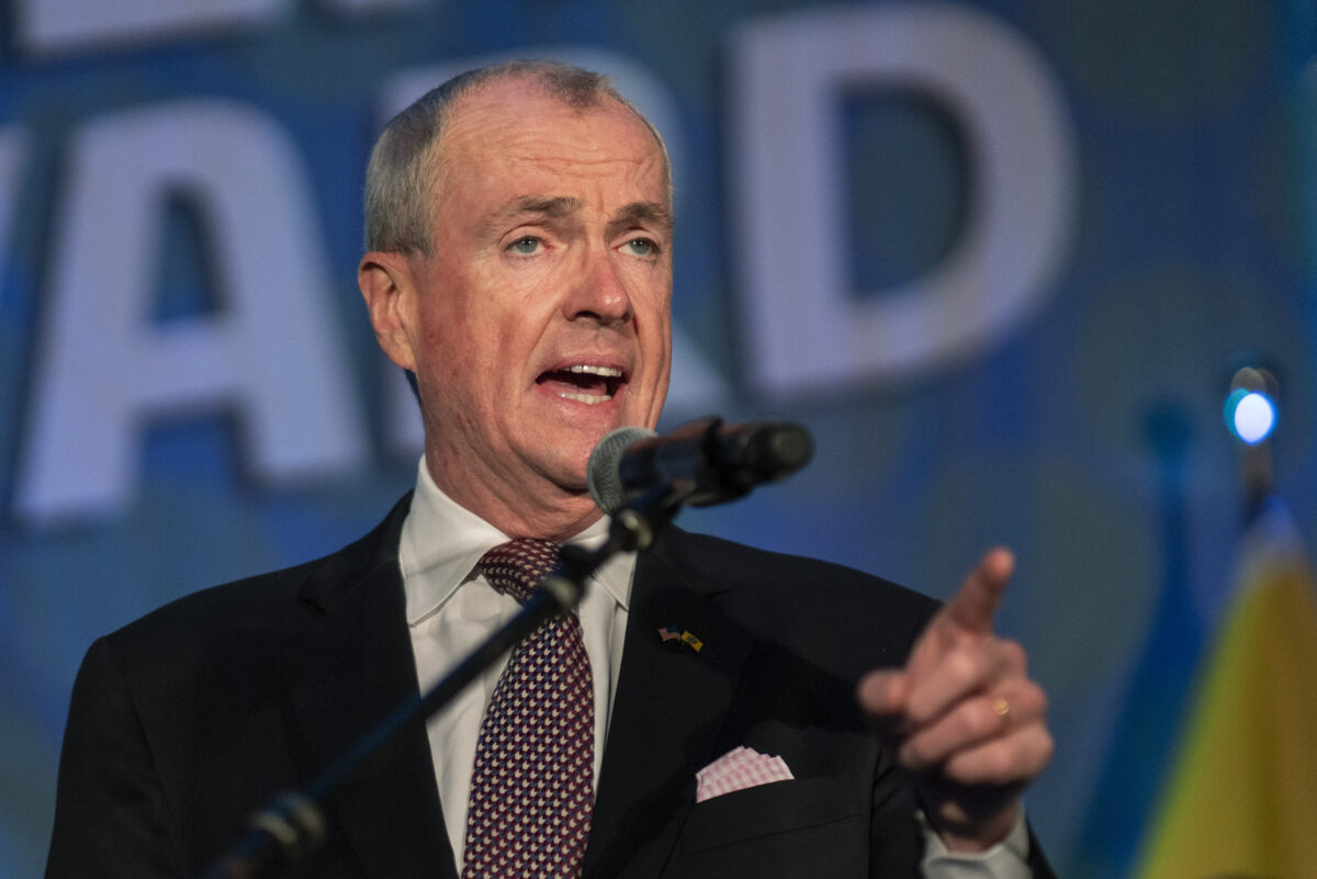 Thống đốc New Jersey Phil Murphy đọc bài diễn văn mừng chiến thắng trước những người ủng hộ tại Grand Arcade ở Pavilion ở Asbury Park, New Jersey, hôm 03/11/2021. (Ảnh: Eduardo Munoz Alvarez/Getty Images)