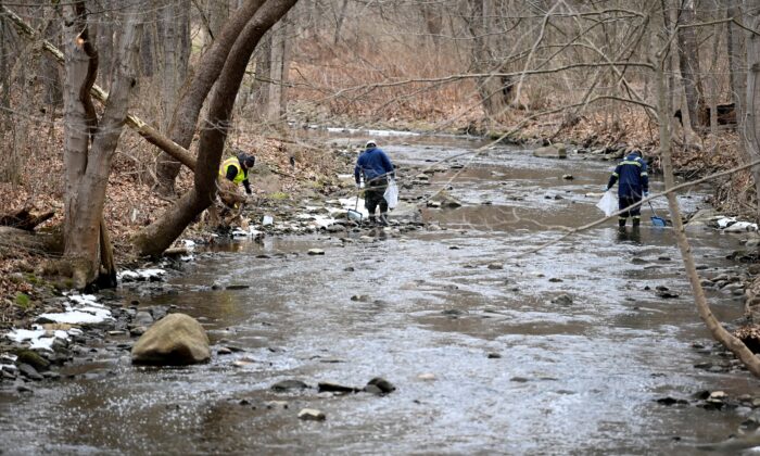 Một công ty môi trường đang vớt cá chết ở hạ lưu nơi xảy ra vụ tàu hỏa trật bánh khiến người dân phải di tản khỏi nhà ở East Palestine, Ohio, hôm 06/02/2023. (Ảnh: Alan Freed/Reuters)