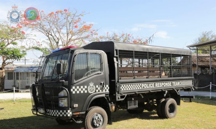 Hình ảnh một chiếc xe thiết giáp cảnh sát do Lực lượng Phòng vệ Úc tặng cho Lực lượng Cảnh sát Hoàng gia Quần đảo Solomon trong một buổi lễ tặng quà ở Honiara, Quần đảo Solomon hôm 02/11/2022. (Ảnh: Đăng dưới sự cho phép của Cảnh sát Liên bang Úc)