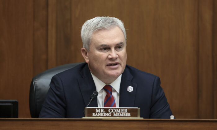 Dân biểu James Comer (Cộng Hòa-Kentucky) nói chuyện tại một phiên điều trần với Ủy ban Giám sát và Cải tổ Hạ viện ở Hoa Thịnh Đốn, vào ngày 16/11/2021. (Ảnh: Anna Moneymaker/Getty Images)